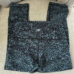 Lululemon Wunder Under CROP - size 6